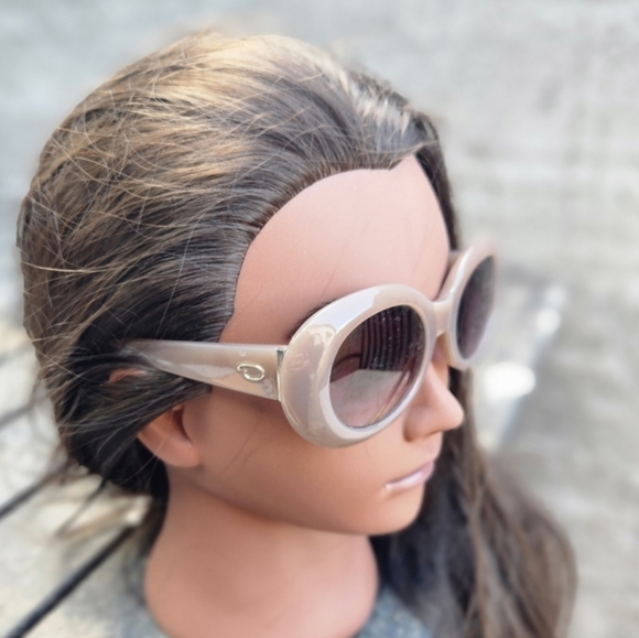 O by Oscar de la Renta Lavender Tint Sunglasses MOD 1313 038 Beige Frame. - Picture 2 of 6